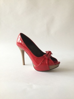 Czerwone lakierowane , wysokie szpilki na platfornie z ozdobną kokardką i odkrytym palcem ekoskóra - MODA SANOK