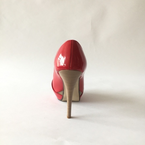 Czerwone lakierowane , wysokie szpilki na platfornie z ozdobną kokardką i odkrytym palcem ekoskóra - MODA SANOK