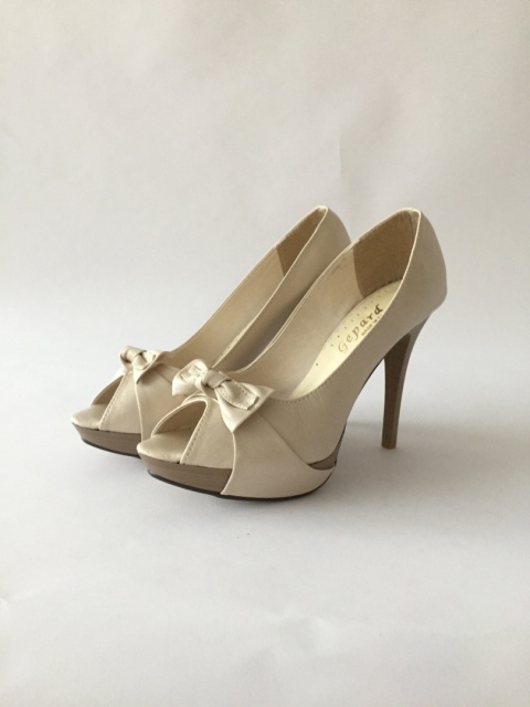 Beżowe matowe , wysokie szpilki na platfornie z ozdobną kokardką i odkrytym palcem ekoskóra - MODA SANOK