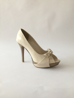 Beżowe matowe , wysokie szpilki na platfornie z ozdobną kokardką i odkrytym palcem ekoskóra - MODA SANOK