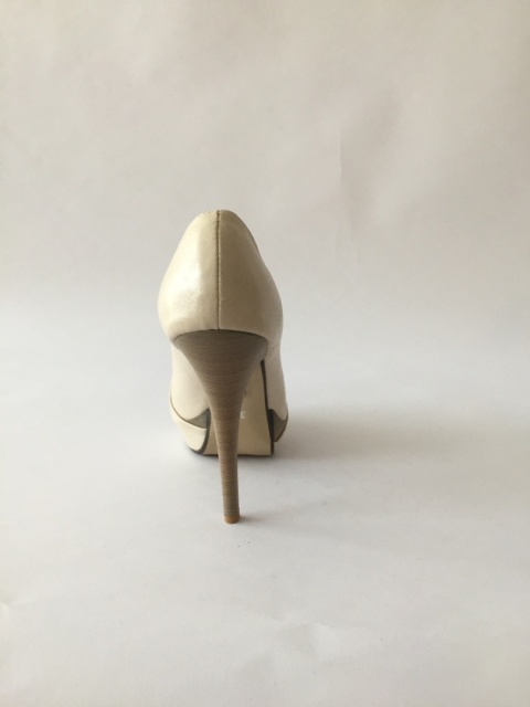 Beżowe matowe , wysokie szpilki na platfornie z ozdobną kokardką i odkrytym palcem ekoskóra - MODA SANOK