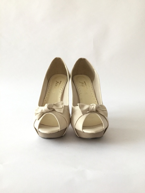 Beżowe matowe , wysokie szpilki na platfornie z ozdobną kokardką i odkrytym palcem ekoskóra - MODA SANOK