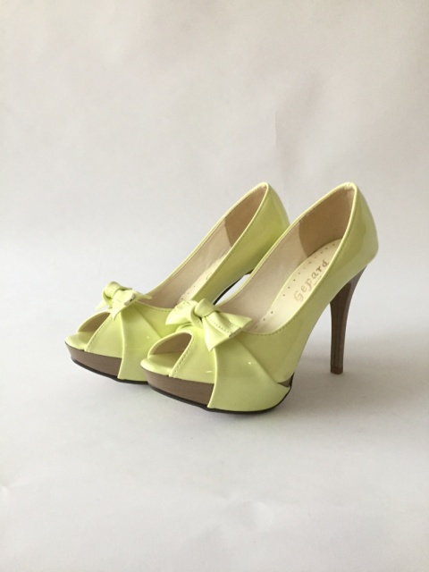 Lakierkowane limonkowe , wysokie szpilki na platfornie z ozdobną kokardką i odkrytym palcem ekoskóra - MODA SANOK