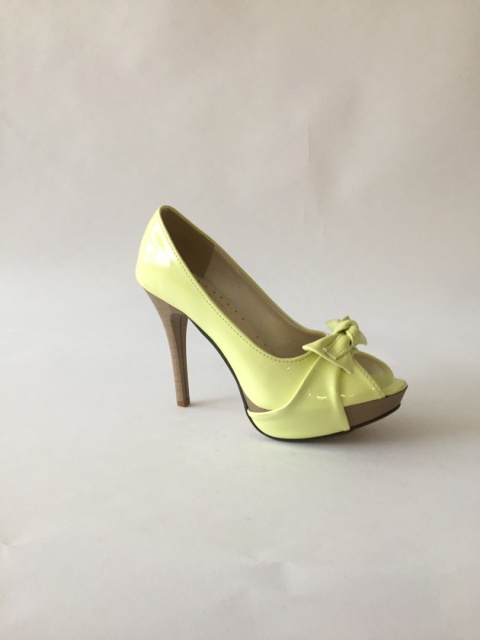 Lakierkowane limonkowe , wysokie szpilki na platfornie z ozdobną kokardką i odkrytym palcem ekoskóra - MODA SANOK