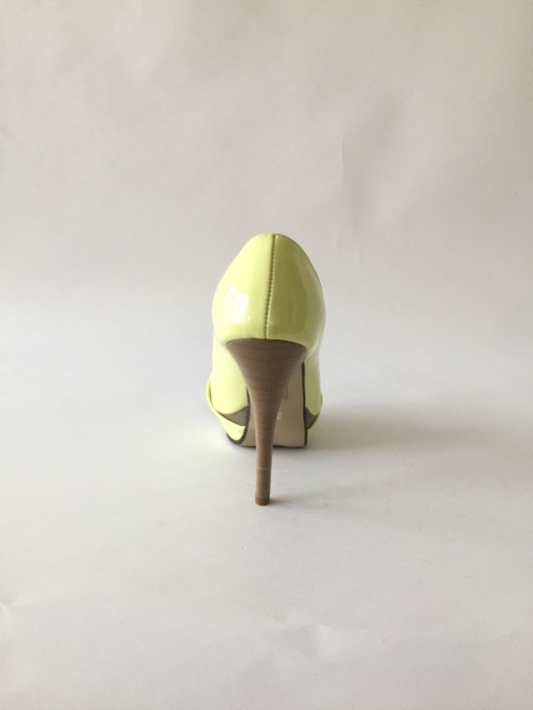 Lakierkowane limonkowe , wysokie szpilki na platfornie z ozdobną kokardką i odkrytym palcem ekoskóra - MODA SANOK