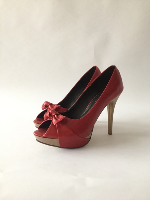 Czerwone matowe , wysokie szpilki na platfornie z ozdobną kokardką i odkrytym palcem ekoskóra - MODA SANOK