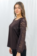 Elegancka bluzka w kolorze czekoladowym z koronkowym rękawem zakończonym gumeczką -Moda Sanok 