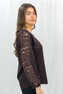 Elegancka bluzka w kolorze czekoladowym z koronkowym rękawem zakończonym gumeczką -Moda Sanok 