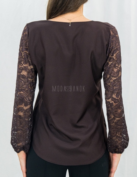 Elegancka bluzka w kolorze czekoladowym z koronkowym rękawem zakończonym gumeczką -Moda Sanok 