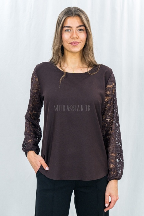 Elegancka bluzka w kolorze czekoladowym z koronkowym rękawem zakończonym gumeczką -Moda Sanok 