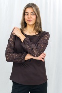 Elegancka bluzka w kolorze czekoladowym z koronkowym rękawem zakończonym gumeczką -Moda Sanok 