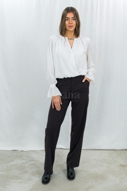 Elegancka biała bluzka z kopertowym dekoltem-Moda Sanok 