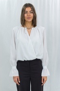 Elegancka biała bluzka z kopertowym dekoltem-Moda Sanok 