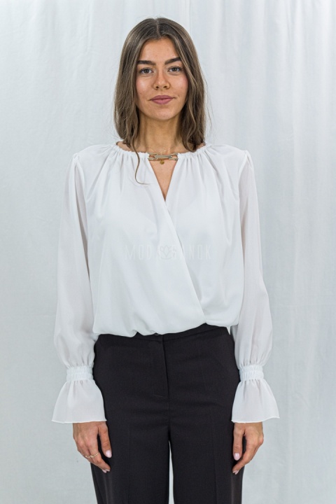 Elegancka biała bluzka z kopertowym dekoltem-Moda Sanok 