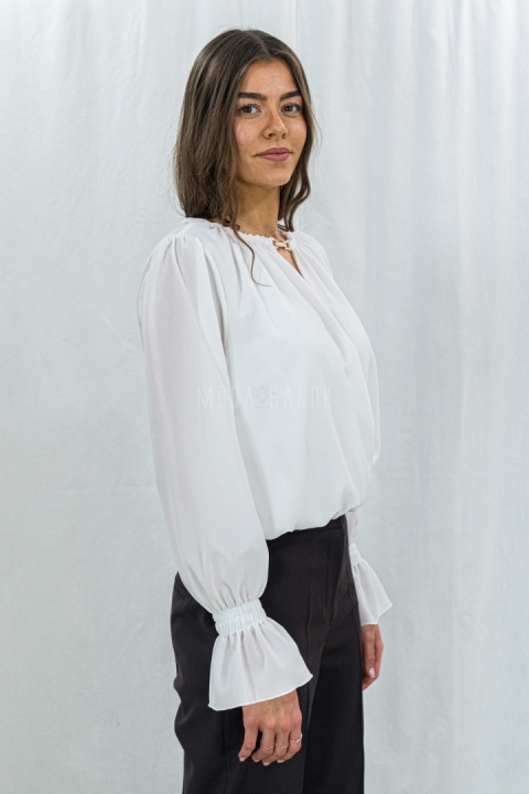 Elegancka biała bluzka z kopertowym dekoltem-Moda Sanok 