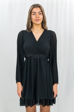 Elegancka czarna sukienka z kopertowym dekoltem i plisowanymi rękawami - Moda Sanok