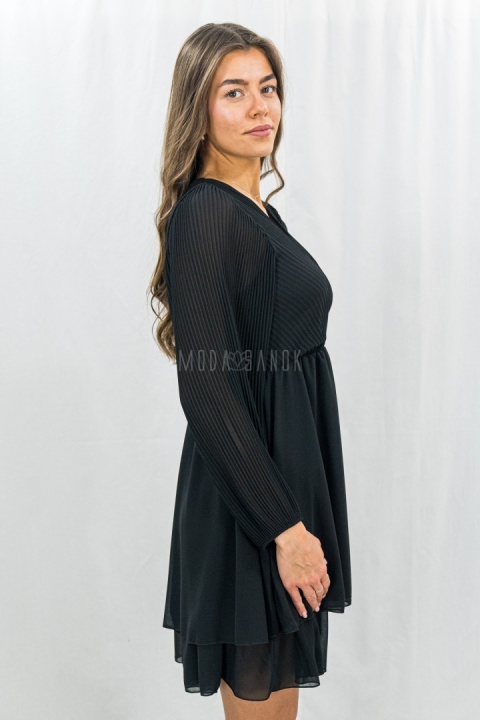 Elegancka czarna sukienka z kopertowym dekoltem i plisowanymi rękawami - Moda Sanok