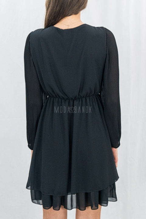 Elegancka czarna sukienka z kopertowym dekoltem i plisowanymi rękawami - Moda Sanok