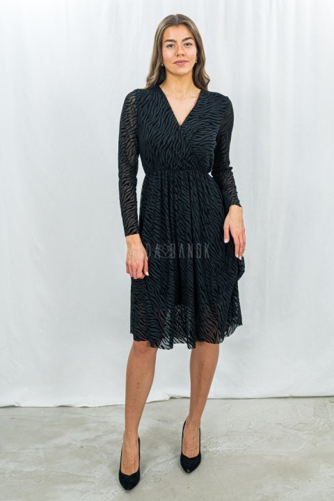 Elegancka czarna sukienka z kopertowym dekoltem i transparentnymi rękawami w czarny print -Moda Sanok