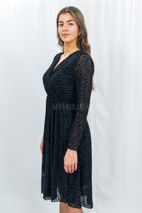 Elegancka czarna sukienka z kopertowym dekoltem i transparentnymi rękawami w czarny print -Moda Sanok