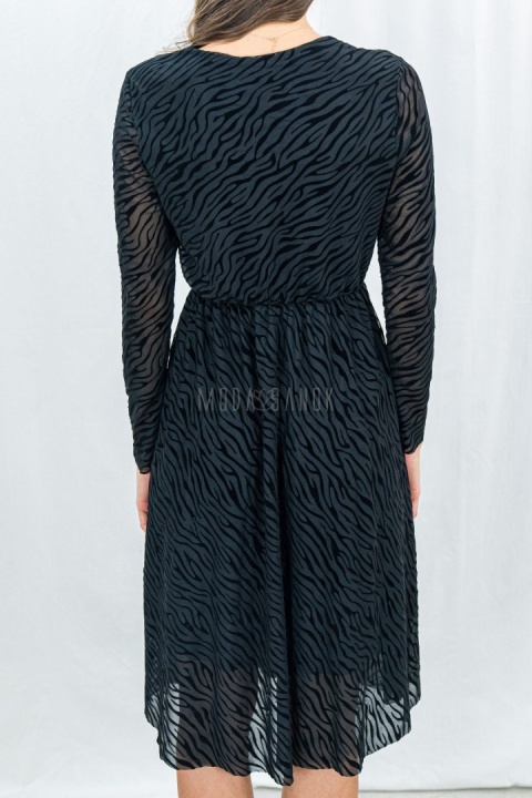 Elegancka czarna sukienka z kopertowym dekoltem i transparentnymi rękawami w czarny print -Moda Sanok