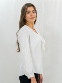 Elegancka biała bluzka z subtelnym połyskiem i falbaną-ModaSanok