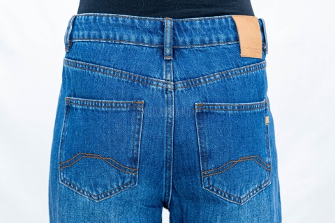 Spodnie damskie jeansowe w kolorze ciemnoniebieskim z prostą szeroką nogawką - MODA SANOK