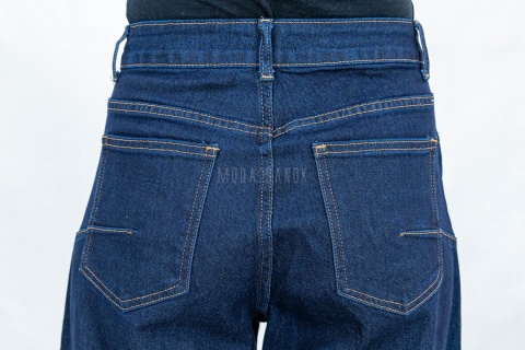 Spodnie damskie model balloon jeansowe w kolorze ciemnego granatu  - MODA SANOK