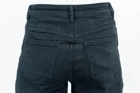 Spodnie jeansowe damskie Mom Fit w kolorze czarnym - MODA SANOK