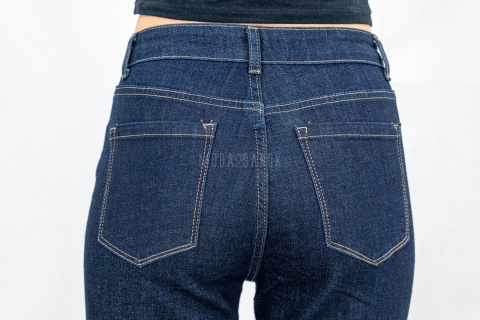 Spodnie jeansowe damskie regular z prostą nogawką i wysokim stanemw w kolorze ciemnego granatu - MODA SANOK