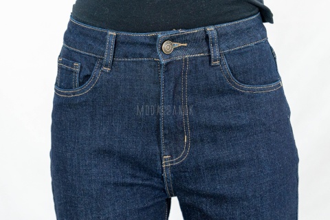 Spodnie jeansowe damskie regular z prostą nogawką i wysokim stanemw w kolorze ciemnego granatu - MODA SANOK