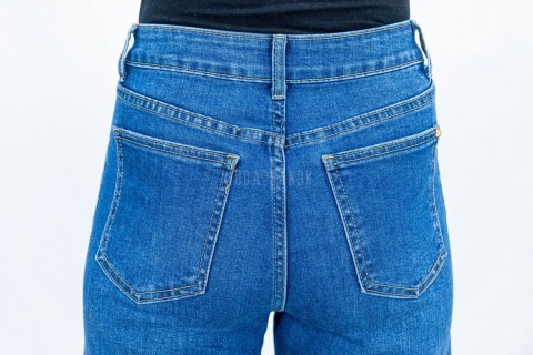 Spodnie jeansowe damskie regular z prostą nogawką i wysokim stanem  w kolorze niebieskim - MODA SANOK