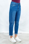 Damskie jeansowe spodnie typu MOM JEANS w kolorze ciemnego błękitu - MODA SANOK