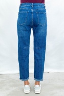 Damskie jeansowe spodnie typu MOM JEANS w kolorze ciemnego błękitu - MODA SANOK