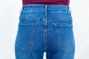 Damskie jeansowe spodnie typu MOM JEANS w kolorze ciemnego błękitu - MODA SANOK