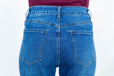 Damskie jeansowe spodnie typu MOM JEANS w kolorze ciemnego błękitu - MODA SANOK