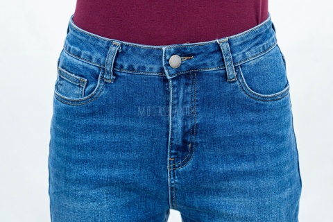 Damskie jeansowe spodnie typu MOM JEANS w kolorze ciemnego błękitu - MODA SANOK
