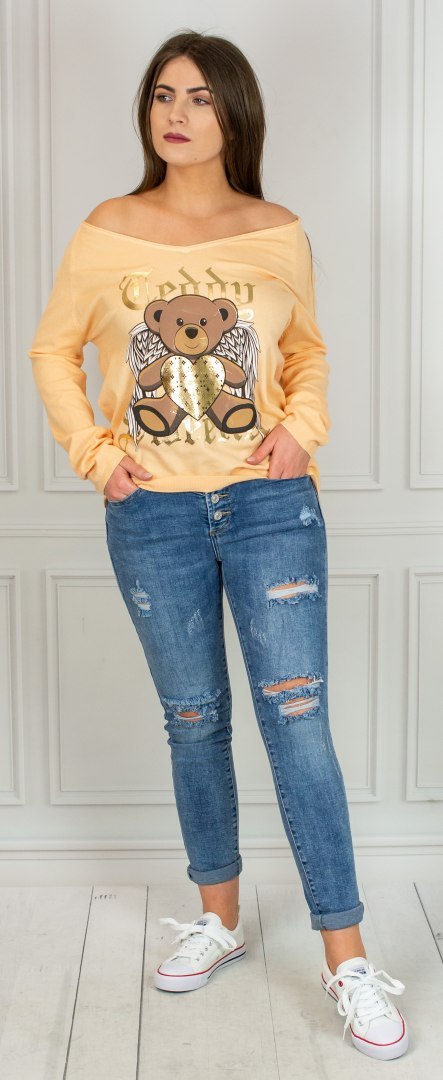 Brzoskwiniowy sweterek typu oversize z aplikacją misia MODA SANOK