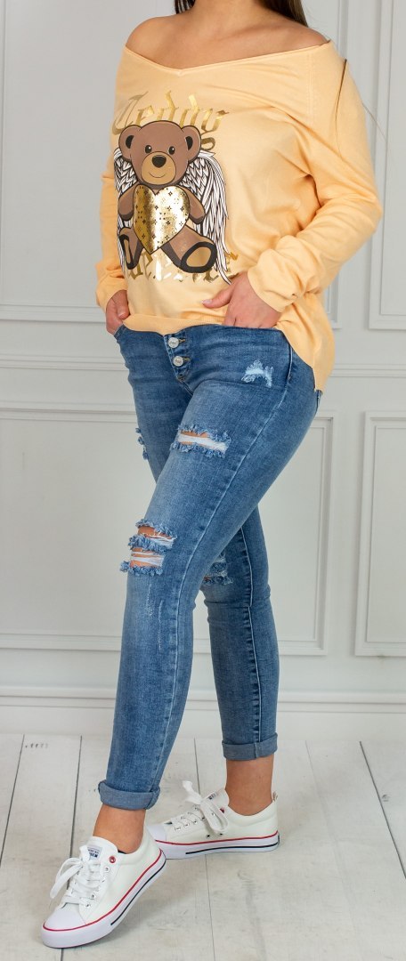 Brzoskwiniowy sweterek typu oversize z aplikacją misia MODA SANOK