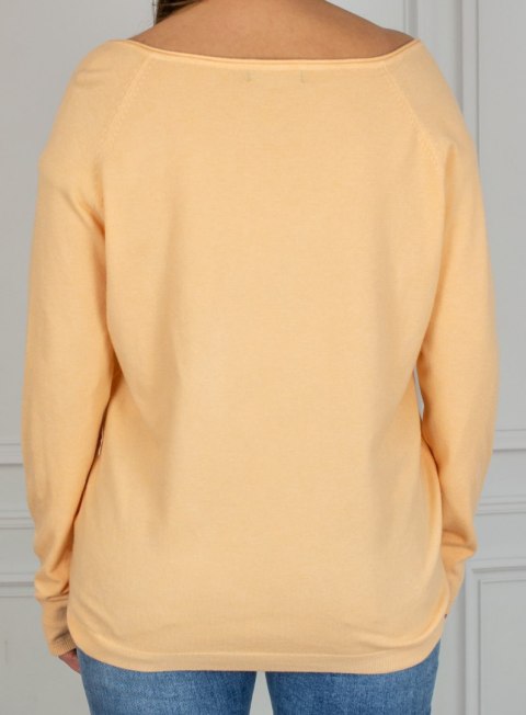 Brzoskwiniowy sweterek typu oversize z aplikacją misia MODA SANOK