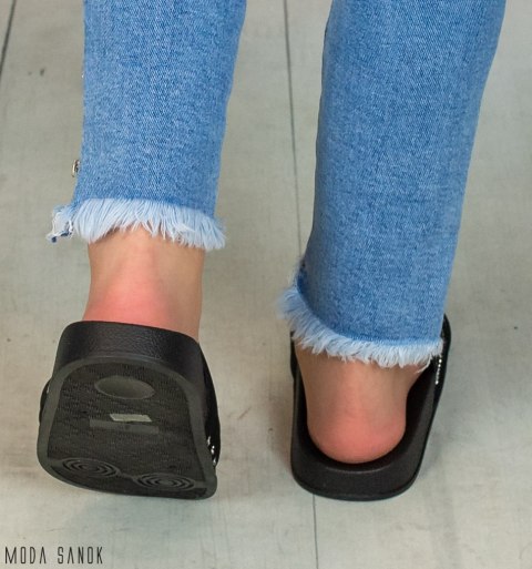 Czarne damskie klapki z srebrnymi cyrkoniami MODA SANOK