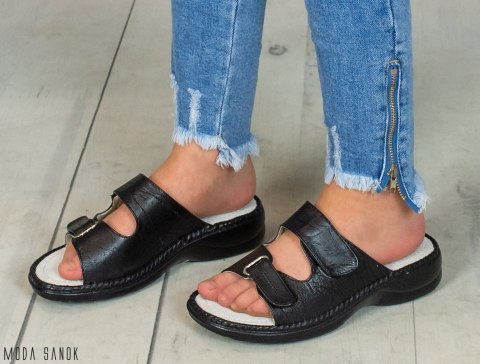 Zdrowotne czarne damskie klapki na rzep z niskim obcasem - Moda Sanok