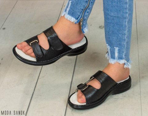 Zdrowotne czarne damskie klapki na rzep z niskim obcasem - Moda Sanok