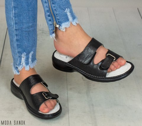 Zdrowotne czarne damskie klapki na rzep z niskim obcasem - Moda Sanok