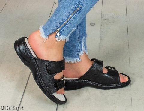 Zdrowotne czarne damskie klapki na rzep z niskim obcasem - Moda Sanok