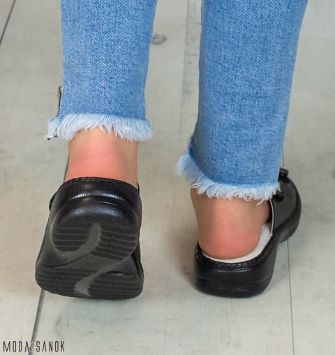 Zdrowotne czarne damskie klapki na rzep z niskim obcasem - Moda Sanok