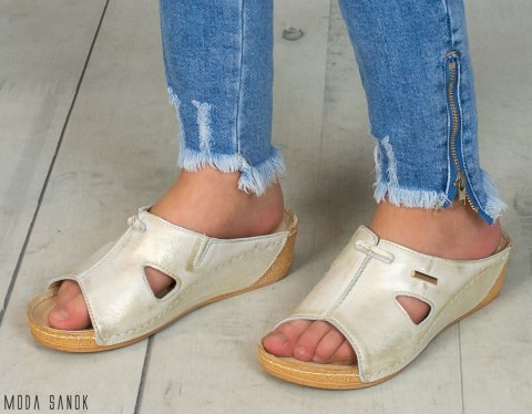 Złote damskie klapki skórzane KINGA - MODA SANOK