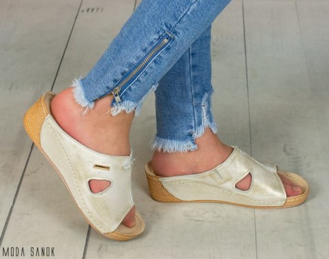 Złote damskie klapki skórzane KINGA - MODA SANOK