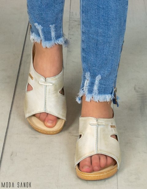 Złote damskie klapki skórzane KINGA - MODA SANOK