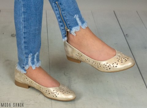 Złote jasne balerinki w róże niski obcas produkt polski Moda Sanok